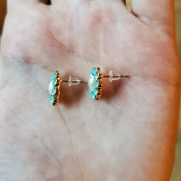 NWOT Pearl Flower Aqua Earrings - Picture 10 of 10